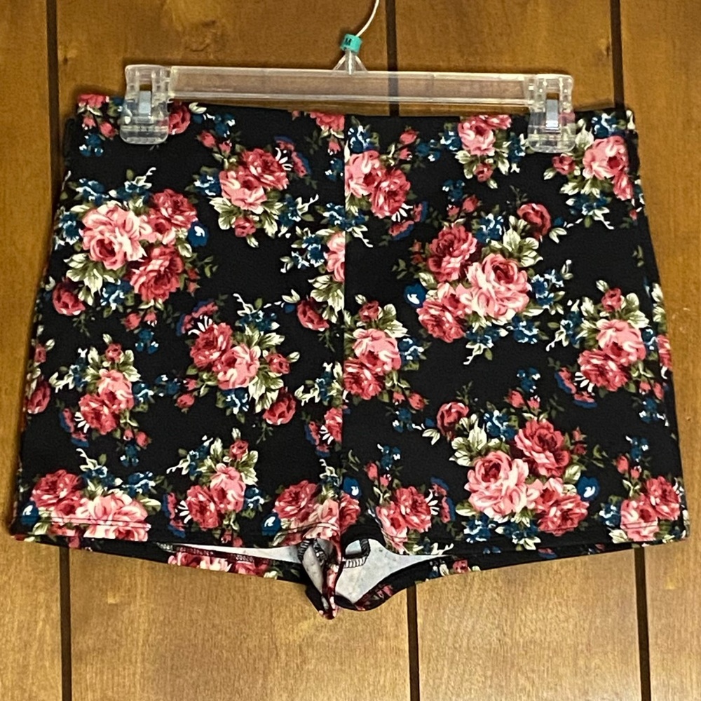 Body Central High Waist Shorts Size Large Floral Print Fitted